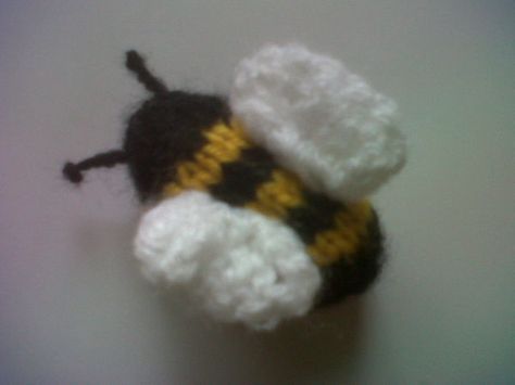 Bee Knitting Pattern, Crochet Wings, Bee Wings, Knitting Toys, Wings Like Eagles, Crochet Hack, Tea Cosies, Crocheted Toys, Puppy Kisses