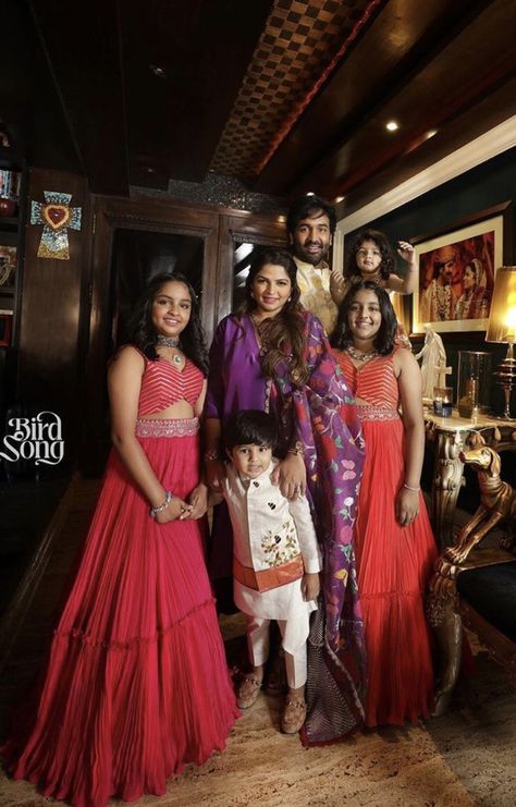 Family Photo Outfits Indian Traditional, Kalamkari Family Outfits, Veronica Manchu, Traditional Family Photoshoot Indian, Mother Daughter Pattu Sarees, Viranica Manchu, Manchu Vishnu Daughters Dresses, Baby Lehenga, Wedding Matching Outfits