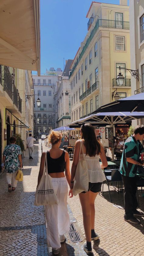 Friends Vacation Aesthetic, Lisbon Summer, Lisbon Aesthetic, Places To Travel In Europe, Portugal Aesthetic, Ericeira Portugal, Friends Vacation, Summer Abroad, Spain Aesthetic