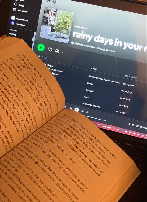 Rainy Study Day, Rainy Day Reading, Nighttime Reading, Rainy Day Reading Aesthetic, Book And Spotify Aesthetic, Rainy Day Study Aesthetic, Reading On A Rainy Day Aesthetic, Rainy Day Book Aesthetic, Reading On Rainy Days Aesthetic