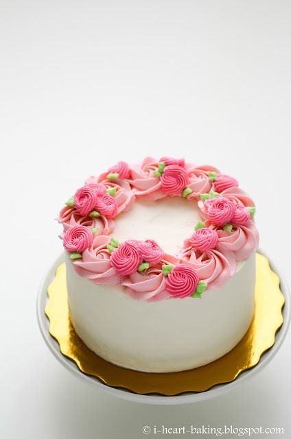 floral wreath cake for mother's day Mother's Day Cake Ideas, Heart Baking, Wreath Cake, Whipped Cream Cakes, Resipi Kek, Mini Torte, Wiener Schnitzel, Simple Cake Designs, Oil Cake