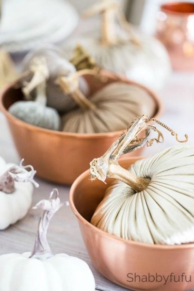 A Blue and White Thanksgiving Table - Sand and Sisal Hanksgiving Table, Fall Table Setting Ideas, Copper Bowls, Diy Fall Ideas, Fall Table Setting, Copper Fall, Fall Tablecloth, Table Decoration Ideas, Table Setting Ideas