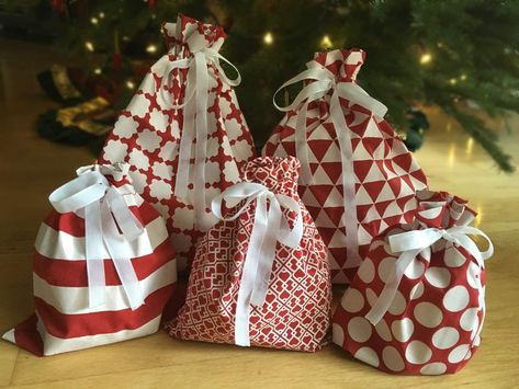 Wrap Alternatives, Reusable Gift Wrap, Eco Friendly Gift Wrapping, Reusable Gift Bags, Popular Christmas Gifts, Christmas Gift Bags, Homemade Christmas Gifts, Christmas Sewing, Pink Eyes