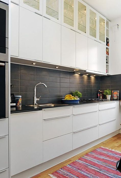 matte black rectangular tiles add texture to the kitchen decor White Subway Tile Kitchen, Black Subway Tiles, Kitchen Splashback Tiles, Серая Кухня, Kitchen Tiles Design, Kitchen Splashbacks, Subway Tile Kitchen, White Subway Tiles, Kitchen Splashback