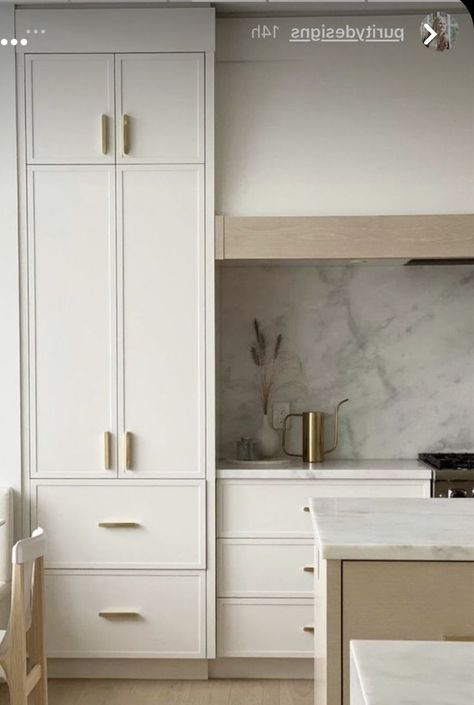 White Shaker Modern Kitchen, White Kitchen Flat Cabinets, European Cabinets Kitchen Modern, Glossy Beige Kitchen Cabinets Modern, Slim Shaker Kitchen Cabinet, European Flat Panel Kitchen Cabinets, European Frameless Kitchen Cabinets, Modern White Shaker Kitchen, 2024 Kitchen Trends