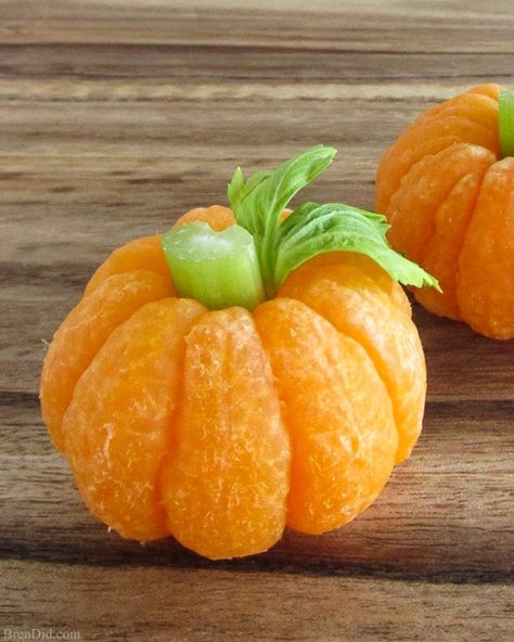 tangerine pumpkin Snack Halloween, Fall Party Food, Healthy Halloween Food, Halloween Snacks For Kids, Kids Halloween Food, Healthy Halloween Treats, Healthy Halloween Snacks, Halloween Treats For Kids, Fall Snacks