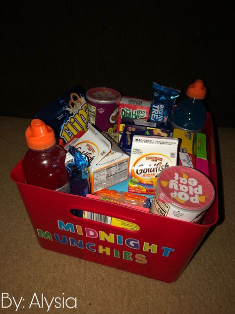 #midnightmunchies #snack #giftideas #giftbasketideas #giftbasketideasforchristmas #food How To Make Snack Box Gift, Cute Snack Basket For Boyfriend, Snack Basket For Hotel Room, Munchie Basket Gift Ideas, Munchies Box Gift, Birthday Snack Basket For Boyfriend, Snack Basket For Room, Food Basket Aesthetic, Snack Box For Car