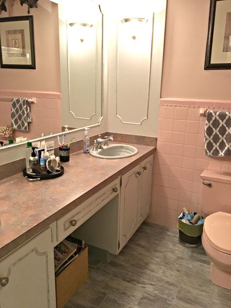 Paint colours to update a pink bathroom and countertop What Color Goes With Pink, Pink Bathroom Tile, Pink Tile Bathroom, Pink Bathroom Tiles, Best Bathroom Colors, White Bathroom Paint, Small Bathroom Colors, Brown Bathroom Decor, Bathroom Paint