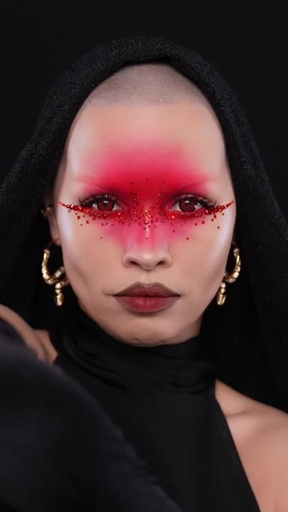 TikTok · Celine_Bernaerts Catwalk Makeup, Glisten Cosmetics, Futuristic Makeup, Club Makeup, Artsy Makeup, London Jewelry, Huda Kattan, Paint The Town Red, Kiss Dress