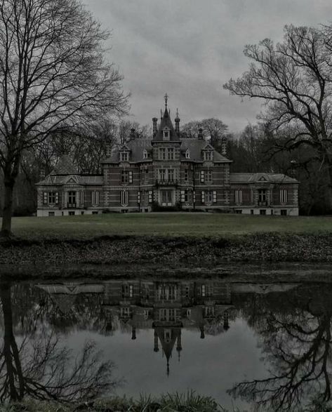 Manor Aesthetic, Dark Mansion, Gothic Manor, Casa Fantasy, Mansion Aesthetic, Castle Exterior, Gothic Mansion, Victorian Manor, Mansion Exterior