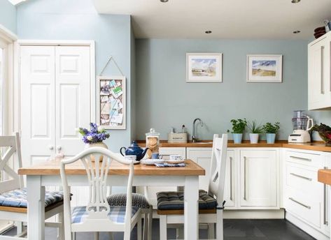 Duck Egg Blue Kitchen, Blue Kitchen Walls, Grey Blue Kitchen, Light Blue Kitchens, Серая Кухня, Cream Kitchen, Kitchen Wall Colors, Kitchen Colour Schemes, Blue Kitchen