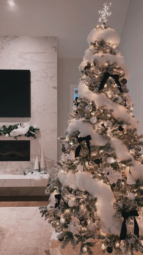 Snow Flocked Christmas Tree Decor Ideas, Christmas Tree Themes Flocked, Snow Flocked Christmas Tree, Snow Tree Decoration, Flocked Christmas Trees Decorated Black, White Snow Christmas Tree, Black And White Christmas Tree Theme, Black Velvet Christmas, Tv Console Xmas Decor