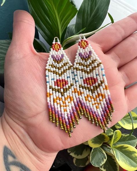 Beaded Indigenous Earrings, Indigenous Beadwork Earrings, Indigenous Beaded Earrings, Indigenous Earrings, Indigenous Beading, Indigenous Crafts, Thread Bangles Design, Seed Bead Jewelry Patterns, Seed Bead Crafts