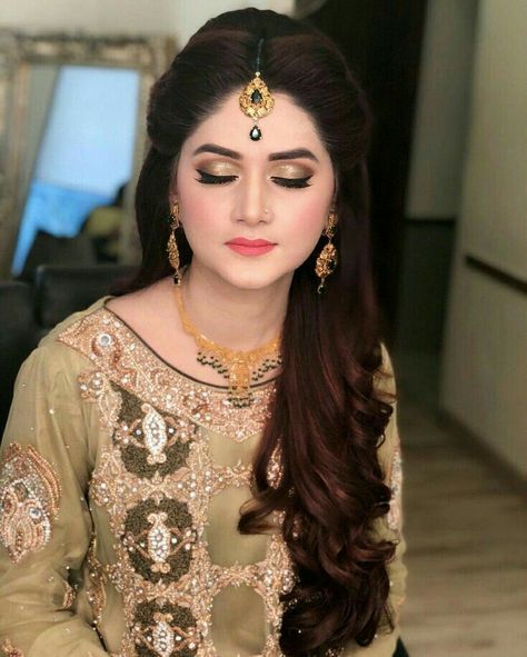 Bindi Hairstyles, Muslim Bride Hairstyle, Hairstyle For Saree, Bride Makeup Natural, Pakistani Bridal Hairstyles, Hairstyles Pakistani, Bridal Hairstyle Indian Wedding, Indian Bride Makeup, Bride Hairstyle