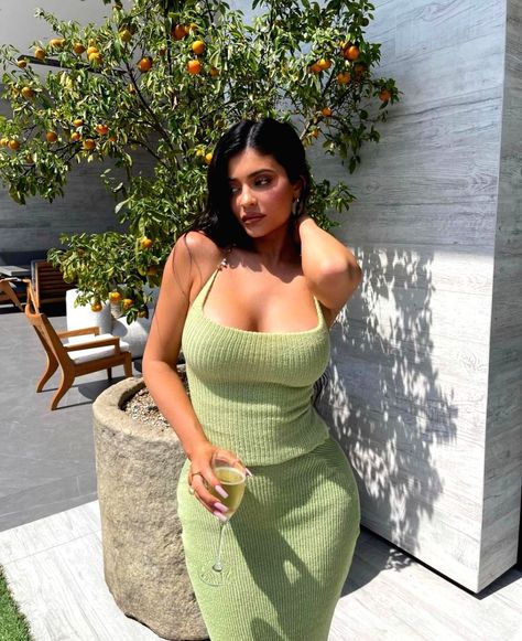 Ropa Kylie Jenner, Estilo Jenner, Tube Top And Skirt, Estilo Kylie Jenner, Slim Fit Skirts, Mode Kylie Jenner, Kylie Jenner Look, Kylie Jenner Outfits, Backless Crop Top