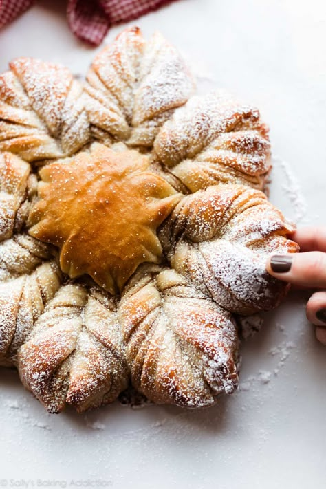 Cinnamon sugar star bread with easy bread dough on sallysbakingaddiction.com Easy Bread Dough, Breakfast Bakes, Food Comfort, Carb Loading, Christmas Brunch Recipes, Star Bread, Christmas Bread, Breakfast Rolls, Sally's Baking