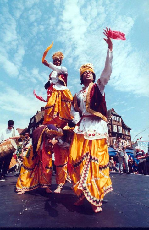 Bhangra Aesthetic, Bhangra Outfit, Punjab Painting, Rangla Punjab, Indian Romance, Punjabi Bhangra, Indian Dances, Bhangra Dance, Dance Of India