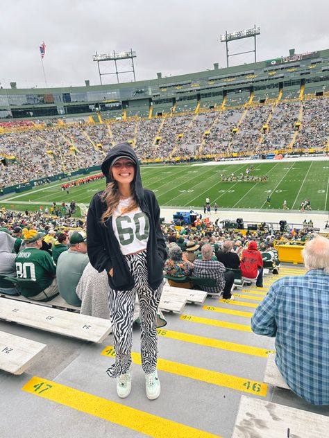 #packers #greenbay #greenbaypackers #football #NFL #gameday #preseason #footballseason #fall #fashion #ootd #outfit #outfitideas Green Bay Packers Aesthetic, Green Bay Packers Game Day Outfits, Packers Game Day Outfit, Packers Aesthetic, Game Day Outfit, Day Outfits, Football Nfl, Gameday Outfit, Football Season