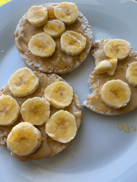 Peanut Butter Rice Cake, Rice Cake With Peanut Butter, Recovery Meals, Peanut Butter Dark Chocolate, Crunchy Rice, Peanut Butter And Banana, Whole Grain Rice, Rice Cake Recipes, Crunchy Peanut Butter