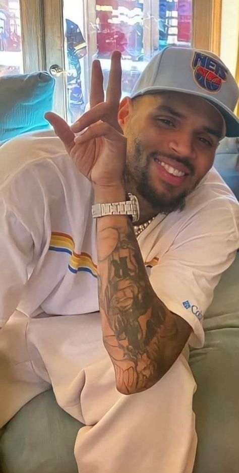 Kylie Jenner Boyfriend, 90s Rap Aesthetic, Brown Photoshoot, Chris Brown Funny, Chris Brown Photos, Chris Brown Art, Chris Brown Photoshoot, Chris Brown Outfits, Chris Brown Style