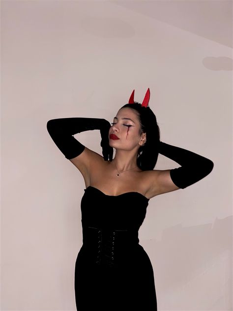 Demon Outfit Halloween, Devil Halloween Costume Aesthetic, Devil Costume Women Aesthetic, Demon Halloween Costume Outfit, Halloween Devil Outfit, Devil Costume Women Makeup, Halloween Devil Make Up, Diavolo Halloween Outfit, Black Devil Costume Women