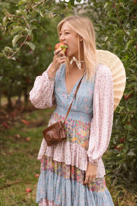 Prairie Outfit Aesthetic, Prairie Style Outfits, Prairie Girl Aesthetic, Homesteader Aesthetic, Prairie Aesthetic Fashion, Prarie Core Aesthetic, Prairiecore Aesthetic, Apple Orchard Photoshoot, Photoshoot Cottagecore