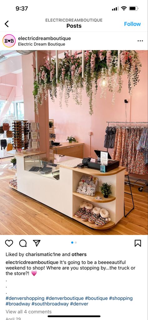 Boutique Owner Aesthetic, Boutique Merchandising, Small Boutique Interior Design, Small Boutique Interior, Live Background, Boutique Aesthetic, Dream Boutique, Merchandising Ideas, Live Backgrounds