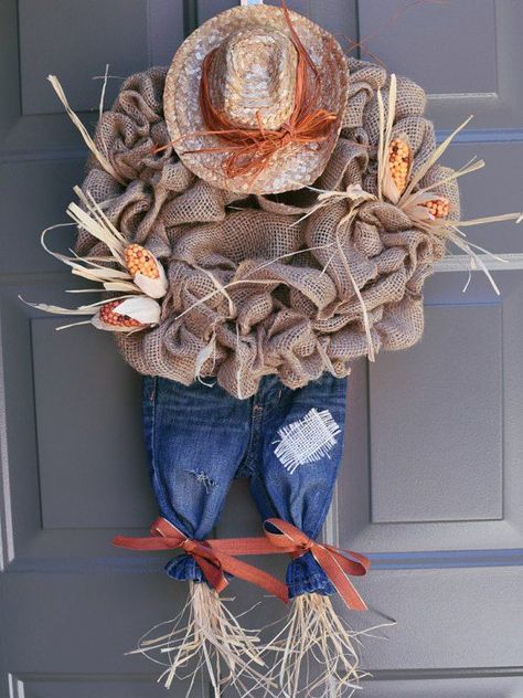 This is so adorable! A scarecrow wreath! I need this for my door!! Cute Fall decor idea! Wreaths Design, Fall Thanksgiving Wreaths, Scarecrow Wreath, Adornos Halloween, Thanksgiving Wreath, Halloween Wreaths, Fall Deco, Fall Decoration, Thanksgiving Wreaths