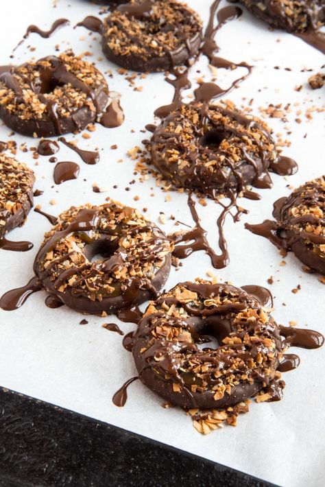 gluten-free samoa cookies Samoa Cookies Recipe, Gluten Free Diet Recipes, Samoa Cookies, Doughnut Pan, Cookies Gluten Free, Paleo Diet Recipes, Gf Desserts, Gluten Free Sweets, Gluten Free Treats