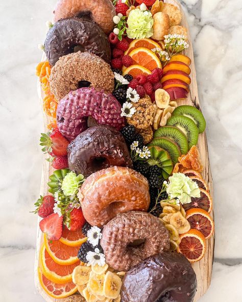 Doughnut Charcuterie Board, Donut Charcuterie Board Ideas, Cupcake Charcuterie Board, Donut Charcuterie Board, Donut Platter, Dessert Charcuterie, Brunch Bar, Breakfast Platter, Fingerfood Party