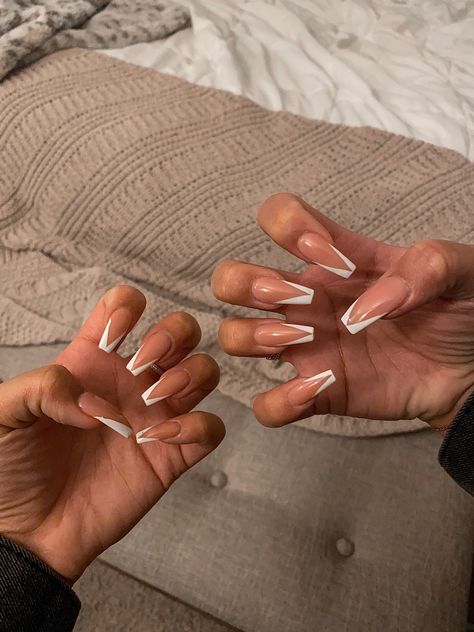 Coffin Style Nails White, Nails W White Design, Triangle White Tip Nails, Triangle Tip Nails Coffin, Coffin Triangle French Tip, White French Tip Triangle, White French Tip Nails Triangle, Triangle French Tip Nails Square, Triangle French Tip Nails Short