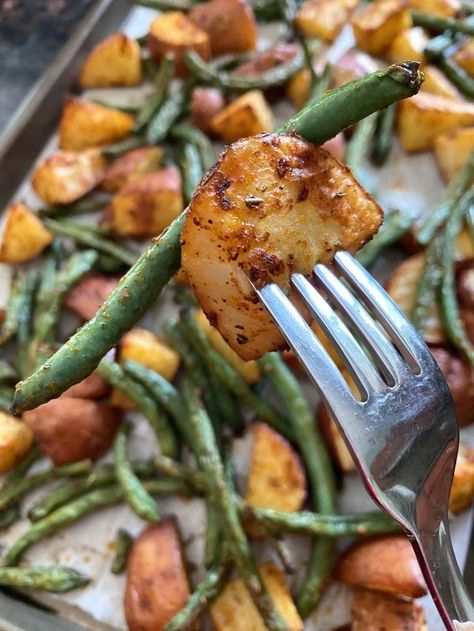 You'll love these flavorful Roasted Potatoes And Green Beans for an easy and filling side dish that you can serve for a holiday or just family dinner. Baked in the oven, these roasted vegetables crisp up perfectly. Yum! Roasted Potatoes And Green Beans In Oven, Potatoes And Green Beans In Oven, Green Beans In The Oven, Red Potatoes And Green Beans, Green Beans And Red Potatoes, Roasted Green Beans And Potatoes, Microwave Rice Krispie Treats, Roasted Potatoes And Green Beans, Oven Green Beans