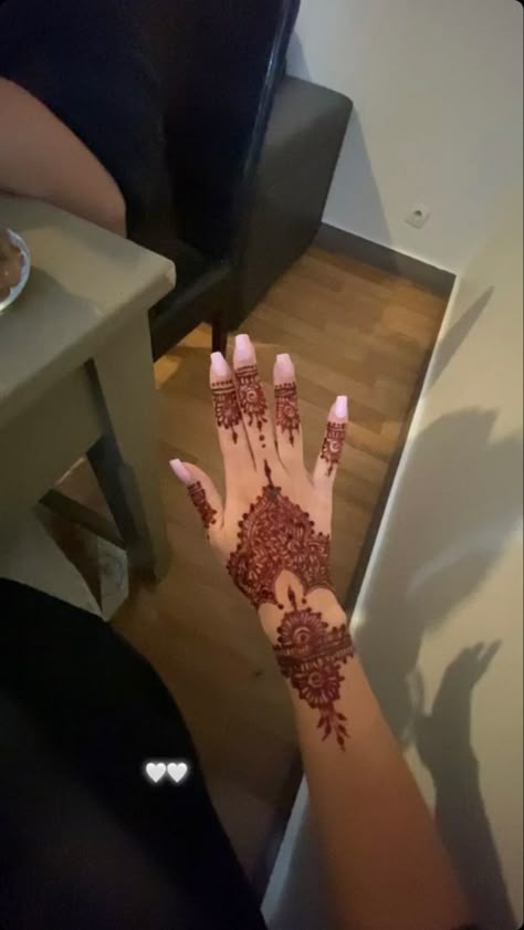 Nails With Henna, Nails And Henna, Cute Henna Designs, Cute Henna Tattoos, Henna Style Tattoos, Tattoo Designs Hand, Henna Nails, Henna Inspired Tattoos, Cute Henna