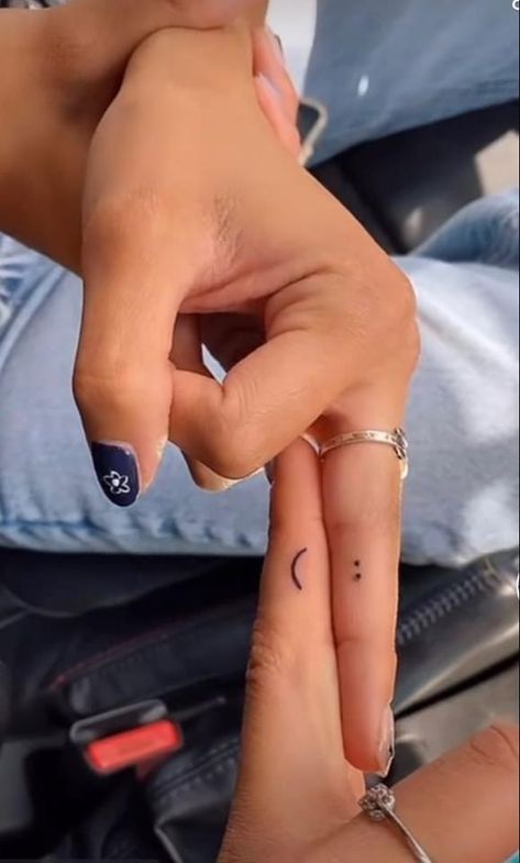 Artsy Best Friend Tattoos, Tiny Tattoo Friendship, Smiley Face Tattoo Finger Two People, Bff Hand Tattoos, Matching Easy Tattoos, Tattoo Ideas Female Bestie, Matching Best Friend Finger Tattoos, Small Tattoos To Get With Your Best Friend, Tattoos For Women Matching Best Friends