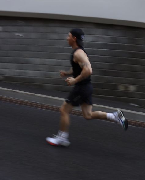 Guy Running Aesthetic, Men Running Aesthetic, Man Running Aesthetic, Running At Night Aesthetic, Fit Manifestation, Bond Aesthetic, Sporty Guys, Trail Running Photography, Guy Running