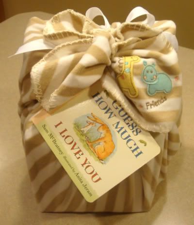 Going to a baby shower?  Show how environmentally friendly your are by wrapping the gift in a baby blanket. Sweets Ideas, Diy Baby Gifts, Shower Bebe, Crafty Gifts, Gifts Baby, Baby Diy, Wrapping Ideas, Trendy Baby, The Present