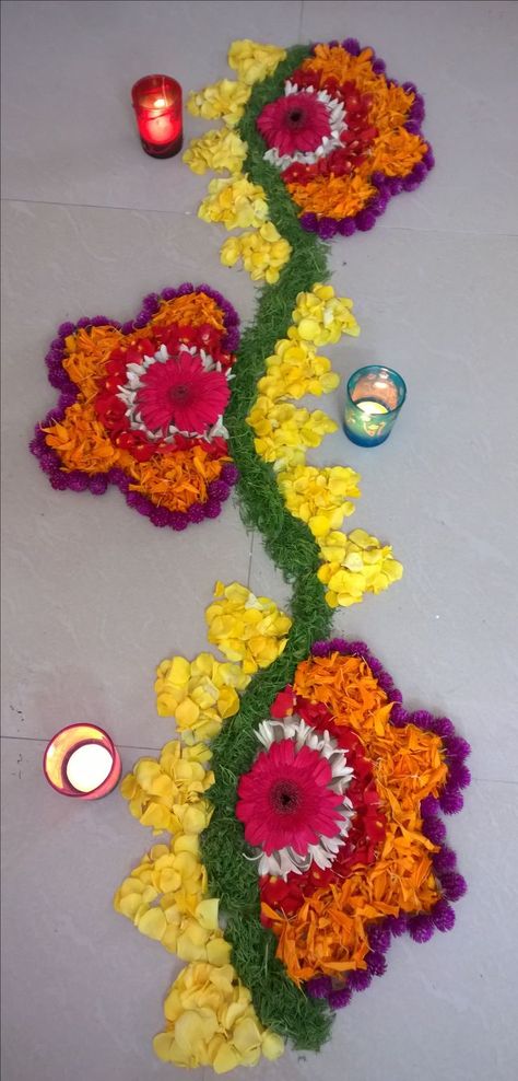 Diwali Flowers, Flower Border Design, Rangoli Photos, Flower Rangoli Designs, Border Rangoli, Rangoli Simple, Janmashtami Decoration, Diwali Decorations At Home, Housewarming Decorations