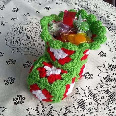 What a blast from the past! This Christmas Bootie Can Cover by Chris Barnett is a great Christmas table decoration. I remember making tons of these as table decorations and hostess gifts back in the day. We would put candy in some of them, and an appropriate sized potted plant in others. Do you have … Granny Square Häkelanleitung, Motifs Granny Square, Awesome Crochet, Crocheted Christmas, Christmas Boots, Crochet Christmas Stocking, Crochet Xmas, Crochet Christmas Decorations, Holiday Crochet