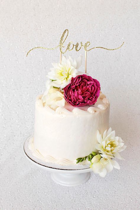 DIY Cake Topper Tutorial with Cricut Cricut Cake Topper Wedding, Cricut Wedding Cake Topper Diy, Making Cake Toppers With Cricut, Make Cake Topper With Cricut, Bridal Shower Cake Toppers Ideas, Cricut Joy Cake Topper Diy, Gold Glitter Cake Topper, How To Make Wedding Cake, Cricut Cake