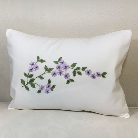 Hand Embroidered Pillow, Cushion Embroidery, Hand Embroidered Pillows, Pillow Embroidery, Embroidery Lessons, Pillow Crafts, Fabric Paint Designs, Diy Embroidery Designs, Hand Embroidery Flowers