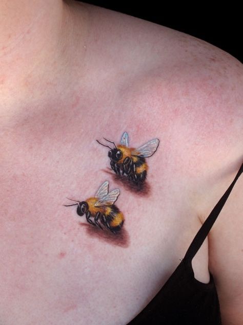 3D bees by rachel gilbert Queen Bee Tattoo, Tato 3d, Fear Tattoo, Honey Bee Tattoo, Bumble Bee Tattoo, Bug Tattoo, Tattoo Trend, 3d Tattoos, 3d Tattoo