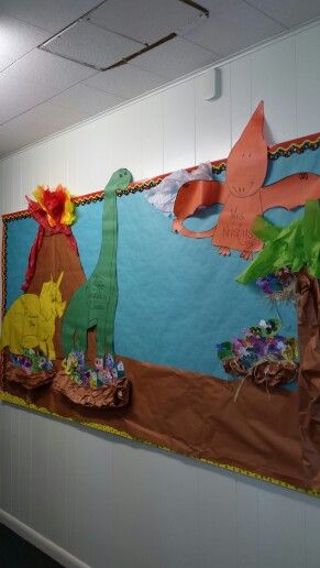 Dinosaur bulletin board teachers name are in the big dinosaurs and the kids names are the little dinosaurs coming out of their eggs Dinosaur Boards Classroom Displays, Dinosaur School Theme, Big Dinosaurs, Dinosaur Bulletin Boards, Dinosaurs Kindergarten, Dinosaur Template, Display Boards For School, Dinosaur Classroom, Dinosaur Theme Preschool