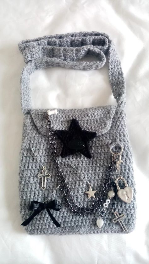 grunge crochet bag morral handmade Travel Crochet Projects, Emo Crochet, Crochet School, Kawaii Crochet, Crochet Design Pattern, Crochet Inspo, Crochet Fashion Patterns, Crochet Cross, Fun Crochet Projects