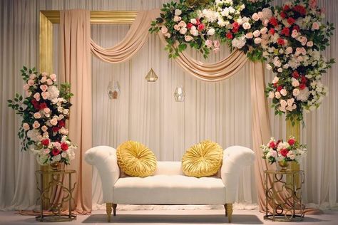 Engagement Back Stage Decoration, Simple Wedding Throne Decoration, Engagement Stage Decoration Ideas, Latest Stage Decoration For Reception, Stage Decoration Ideas For Engagement, Floral Engagement Decorations, Minimal Stage Decoration, Small Stage Decoration For Wedding, Stage Decorations For Engagement