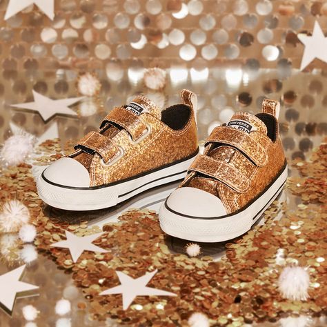 Converse Chuck Taylor All Star 2V Lo Glitter Sneaker - Baby / Toddler - Gold | Journeys Classic Converse, Toddler Converse, Shoe Size Chart Kids, New Street Style, Basketball Star, Converse Style, Spring Clothes, Glitter Sneakers, Star Sneakers