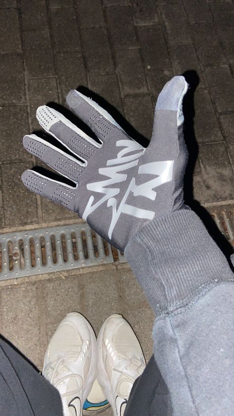 Gloves Y2k Accessories Men, Streetwear Gloves, Hand Gloves Fashion, Y2k Gloves, Gloves Aesthetic, Unusual Clothes, Drippy Outfit, Gloves Fashion, Y2k Accessories