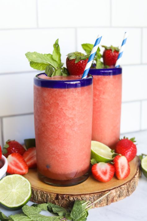 Guava Mojito Recipe, Spicy Crab Recipes, Guava Mojito, Mango Wine, Boozy Pops, Frozen Mojito, Leftover Strawberries, Sushi Bowl Recipe, Spicy Drinks