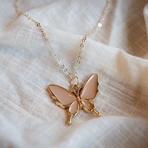 Customizable butterfly pendant! 18 inch gold plated chain included.  Comes in beautiful gift wrapped jewelry box. Chain Ideas Necklace, Butterfly Jewelry Gold, Butterfly Gold Pendant, Butterfly Jewelry Necklace, Butterfly Accessories, Butterfly Necklaces, Gold Butterfly Necklace, Fancy Jewelry Necklace, Pretty Jewelry Necklaces