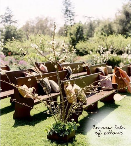 This could be a fun alternative to chairs--use mom's pews from the church - could supplement with borrowed/rented Amish benches. Outdoor Wedding Seating, Bouquet Champetre, Wedding Ceremony Seating, Wedding Pews, Backyard Wedding Ceremony, Beautiful Outdoor Wedding, Church Pew, Outdoor Wedding Inspiration, Ceremony Seating