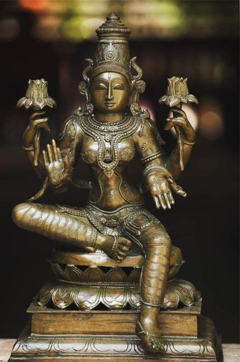 Lakshmi Statue, Historical Sculptures, Goddess Sculpture, Hindu Statues, Hindu Goddess, Indian Sculpture, Temple Art, Goddess Statue, Extra Terrestrial